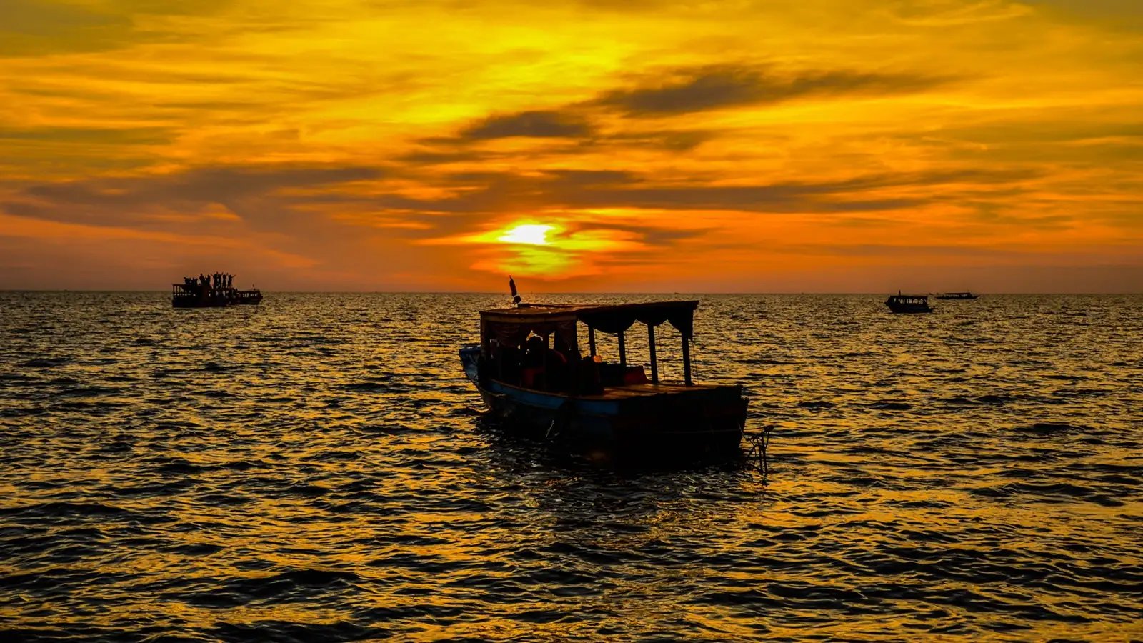 Siem Reap: Floating Village Bike Tour and Sunset Cruise at Kampong Phluk